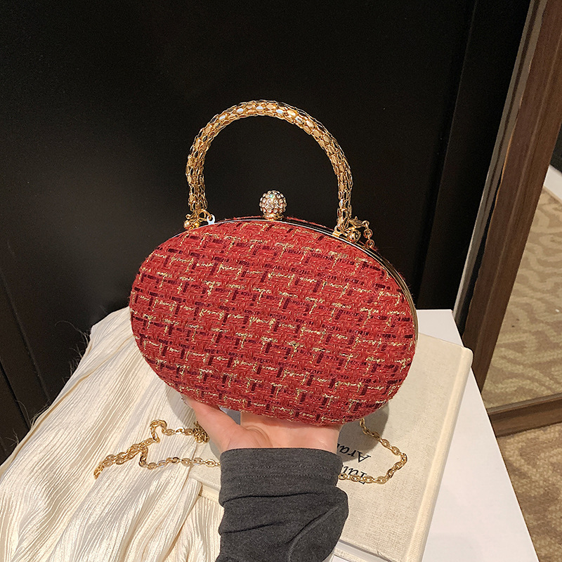 This year, the 2025 new style of shell bags is in vogue. The chain crossbody bag for the socialite's dinner is elegant and simple. It's a hard shell single-shoulder bag full figure