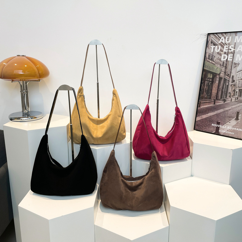 The 2024 new style of popular bags this year: women's soft-faced winter large-capacity commuter single-shoulder bag, matte crossbody bag for women Application Scenario