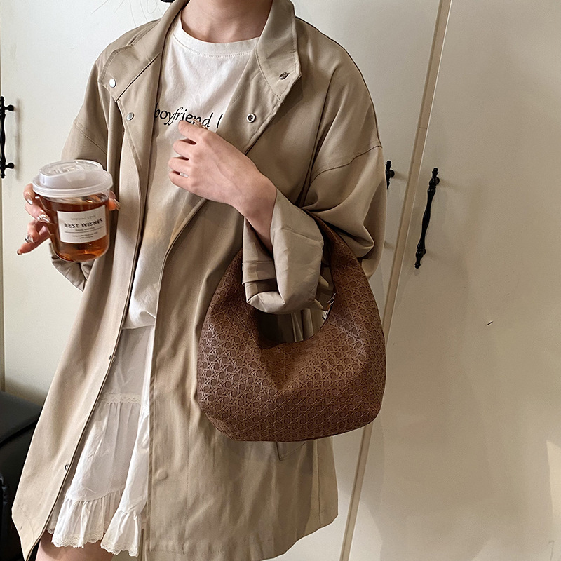 A large-capacity, trendy, simple and stylish casual women's handbag, a new fashionable underarm bag, and a trendy and individual single-shoulder bag Specification drawing
