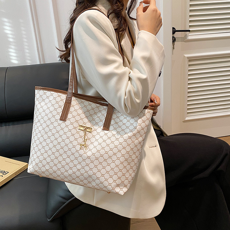 A niche design, trendy and individualistic, large-capacity tote bag for 2024, a new, elegant and retro commuter single-shoulder underarm women's bag Specification drawing