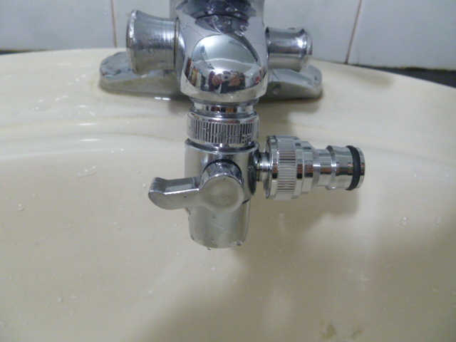 Washbasin faucet one split two fully automatic washing machine water inlet pipe adapter, universal multi-functional water distributor accessory Application Scenario