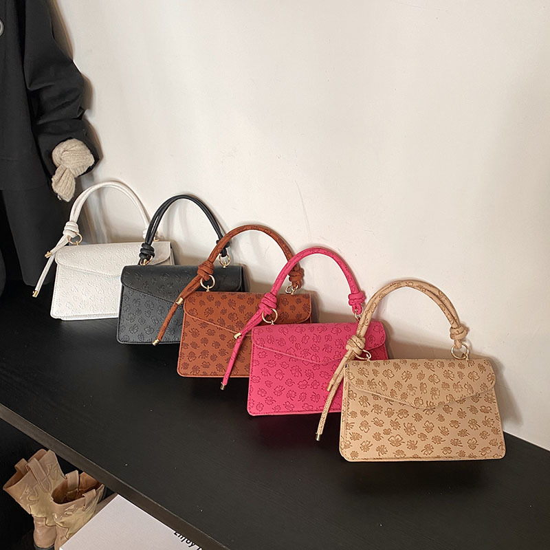 A new spring 2025 niche design bag, a fashionable and high-quality crossbody retro small square bag with simple embossed patterns Application Scenario