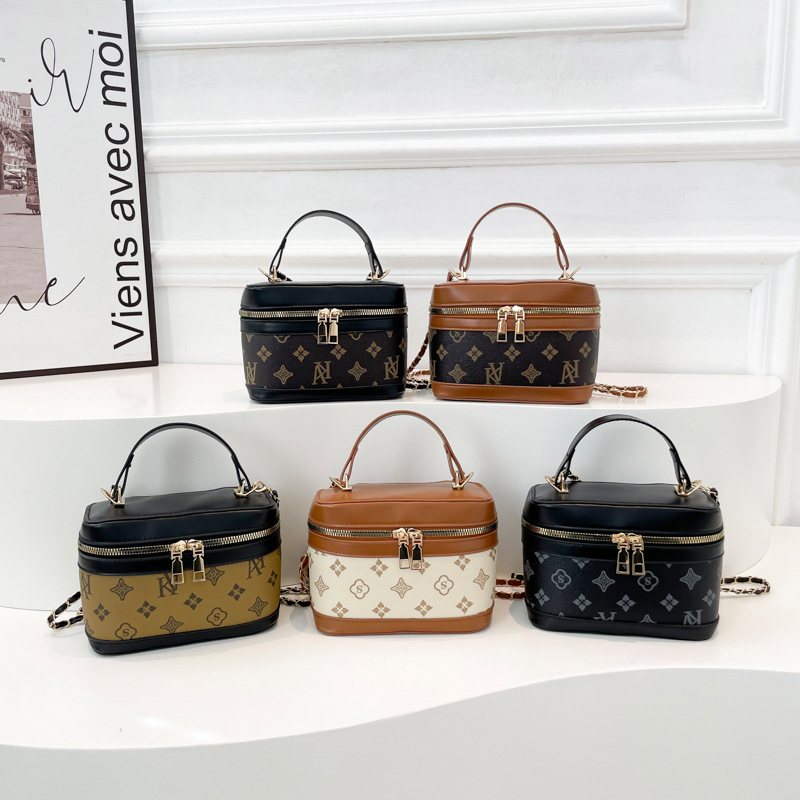 Stylish, casual, large-capacity 2025 new style, textured and fashionable printed box, chain hand, shoulder, crossbody small square bag Application Scenario