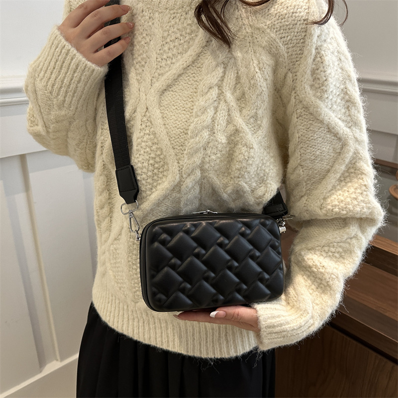 High-end quality small bag for women, new women's bag with embossing, trendy and versatile crossbody bag, Korean-style single-shoulder small square bag Specification drawing