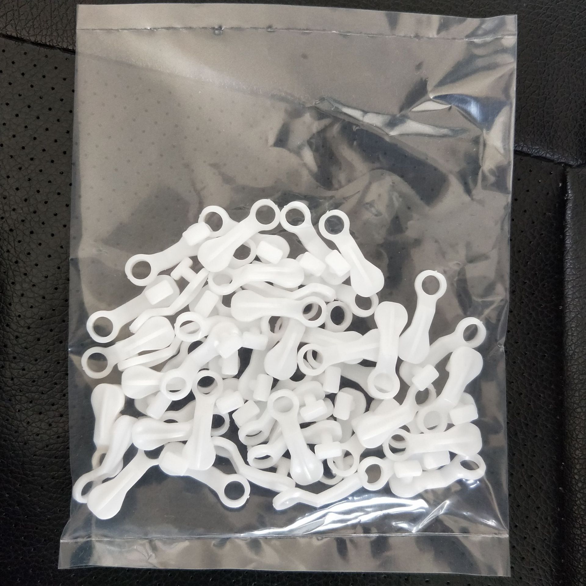 Cross-border supply of 50 to 100 curtain pulleys, glider pulleys, curtain tracks, curtain hooks and pulleys per package details Picture