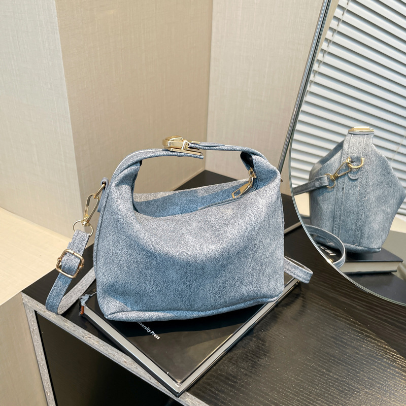 This year, the 2024 new style of Korean style versatile Instagram handbags, niche single-shoulder crossbody bags, and stylish small square bags are all popular full figure