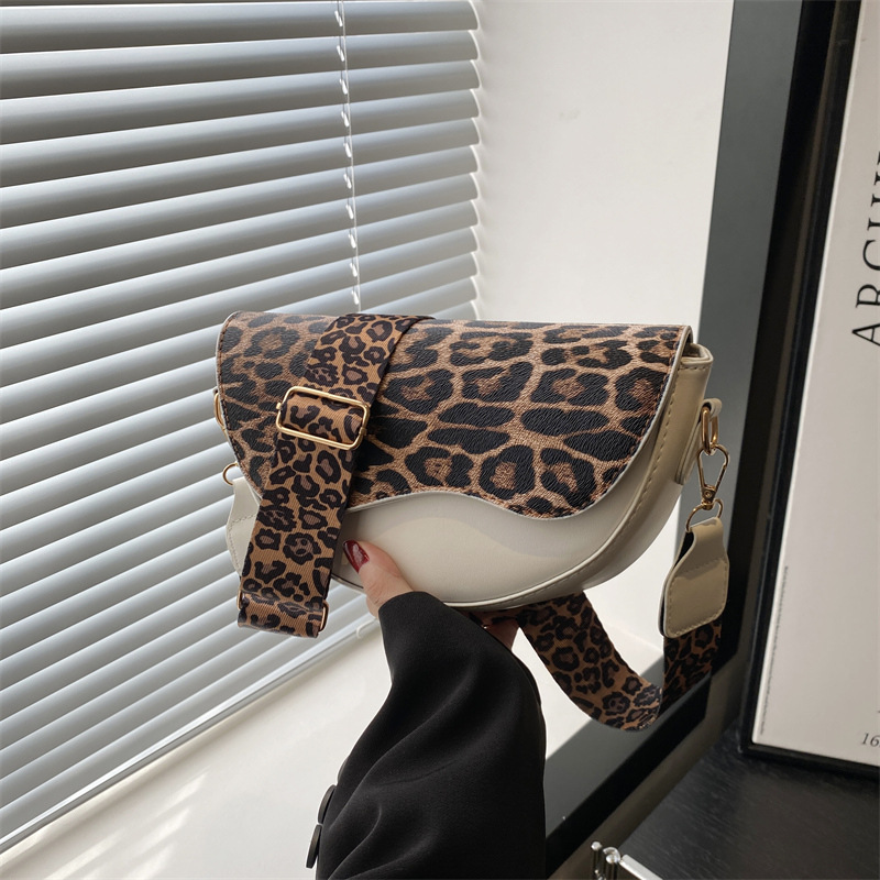 A trendy and fashionable leopard print texture loose saddle bag for women's winter, a small crossbody single-shoulder bag for ladies full figure