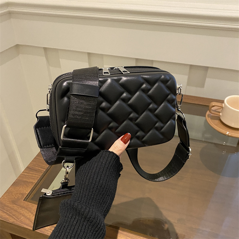 High-end quality small bag for women, new women's bag with embossing, trendy and versatile crossbody bag, Korean-style single-shoulder small square bag full figure