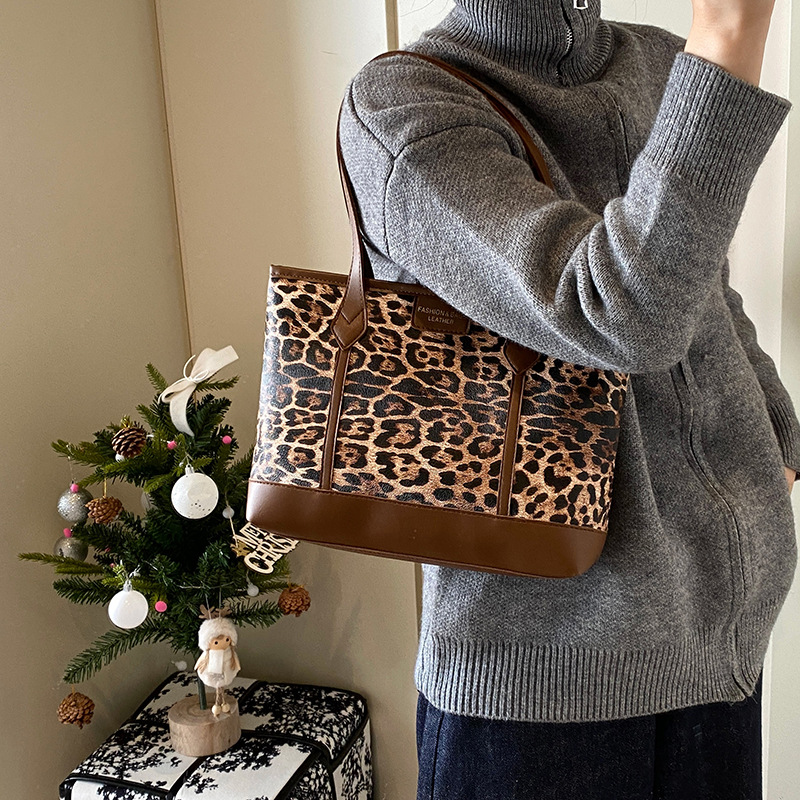 Retro matte leopard print bag for women 2024 new style, fashionable single-shoulder underarm bag, winter large-capacity commuter tote bag Specification drawing