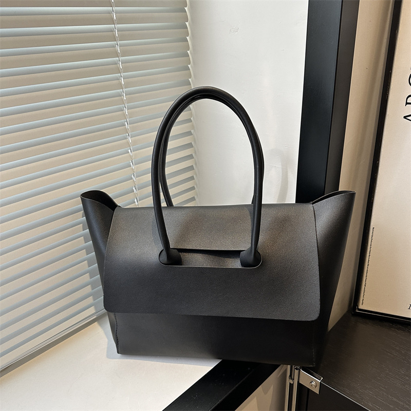 This year, cross-border large-capacity bags, women's Korean-style handbags, solid-color simple and retro tote bags for work and commuting are in fashion full figure
