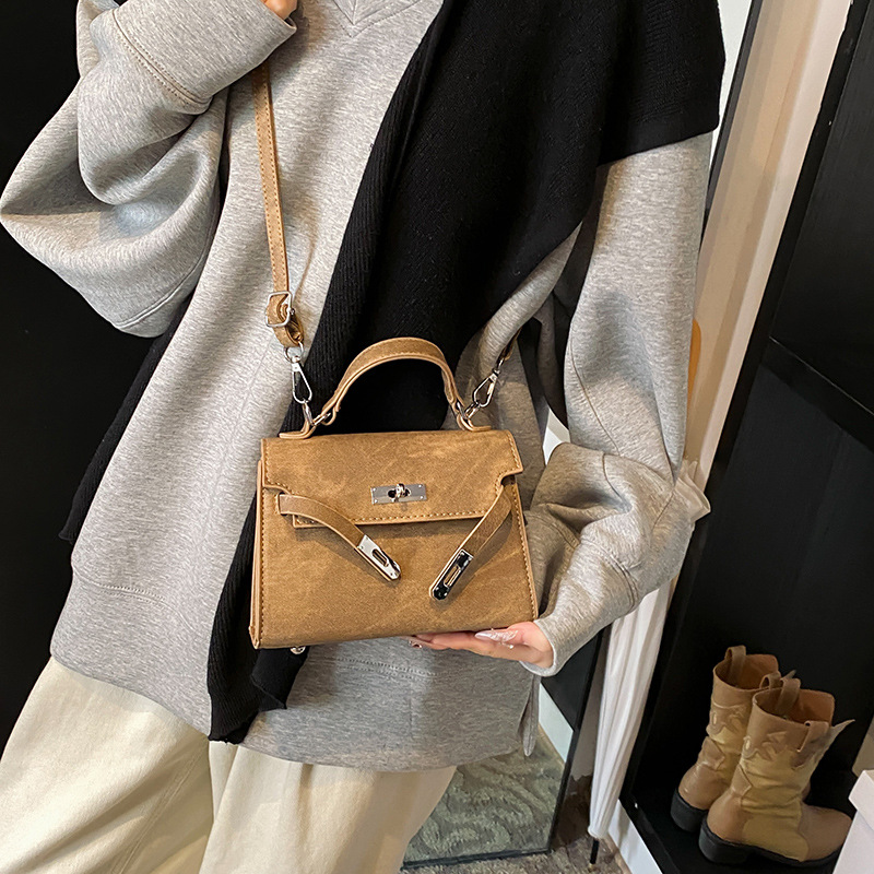 This is a trendy and fashionable handbag for women, featuring a unique and high-end platinum Kelly bag. It's a versatile and casual shoulder bag Specification drawing