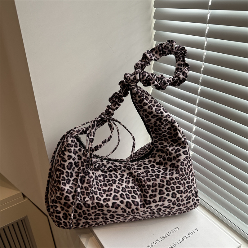 Korean-style leopard print canvas bag, laid-back pleated hand bag, shoulder bag, crossbody bag, large-capacity lightweight cloth bag for commuting full figure