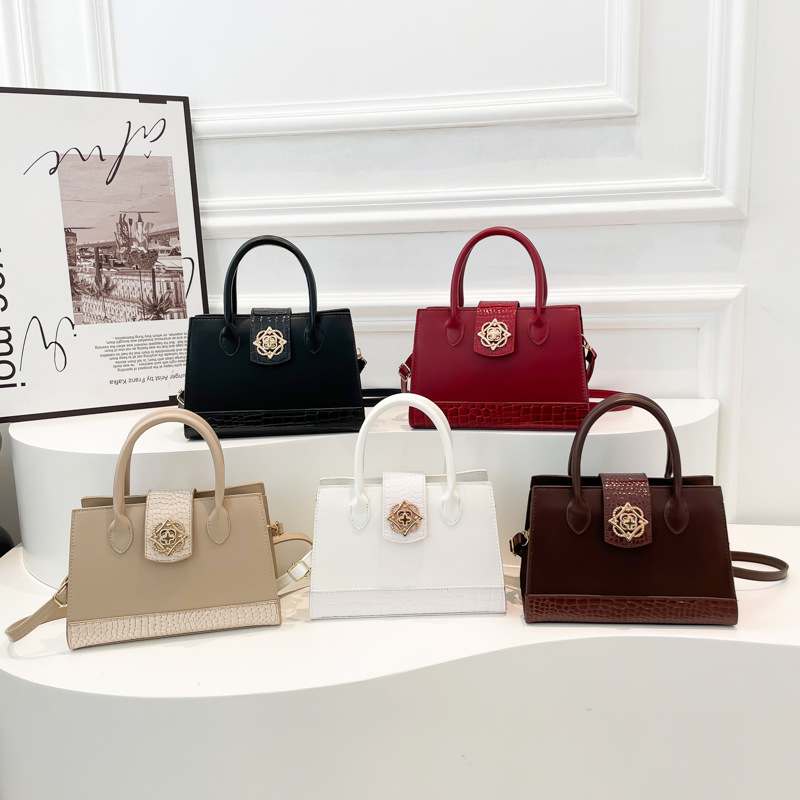 2024 New Korean-style casual, simple and stylish, lacquered, fashionable crossbody bag, single-shoulder, underarm small square bag for women Application Scenario