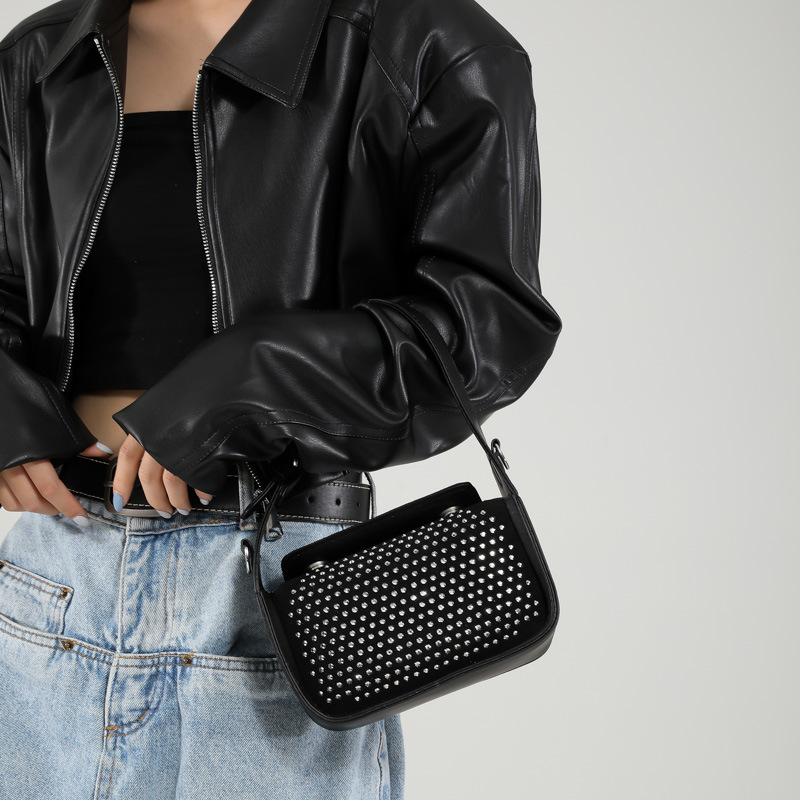 A niche design with a high-quality chain underarm bag for women, a new autumn 2024 fashion and versatile small square bag with a diamond-encrusted texture Specification drawing