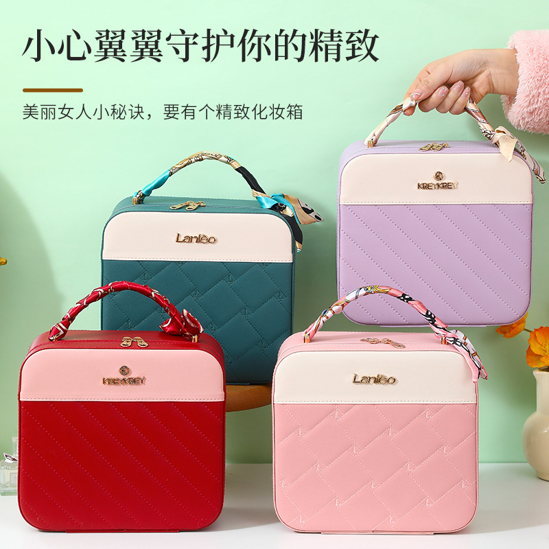Macaron two-color spliced hand-held makeup case, makeup bag, high appearance level storage bag, makeup bag portable souvenir Application Scenario