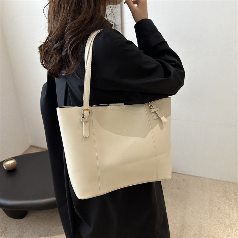 Tote bag, a retro, simple and fashionable commuter bag for women, 2024 new style, stylish, large-capacity single-shoulder bag, high-quality handbag details Picture