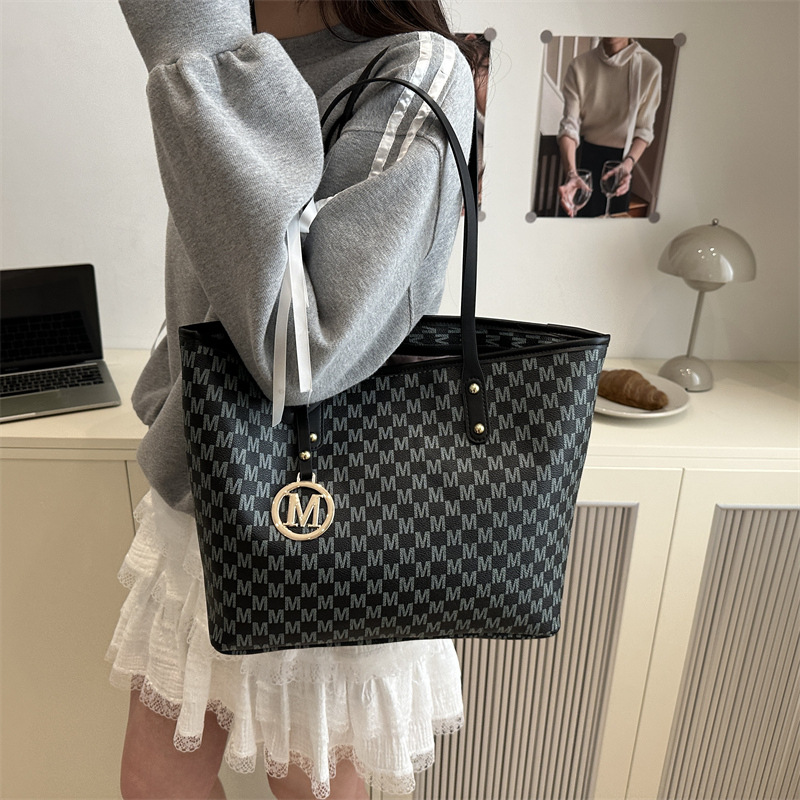 Large-capacity underarm bag for women, new Spring 2025 trendy printed single-shoulder bag, commuter tote bag, hand-carry bag trend Specification drawing