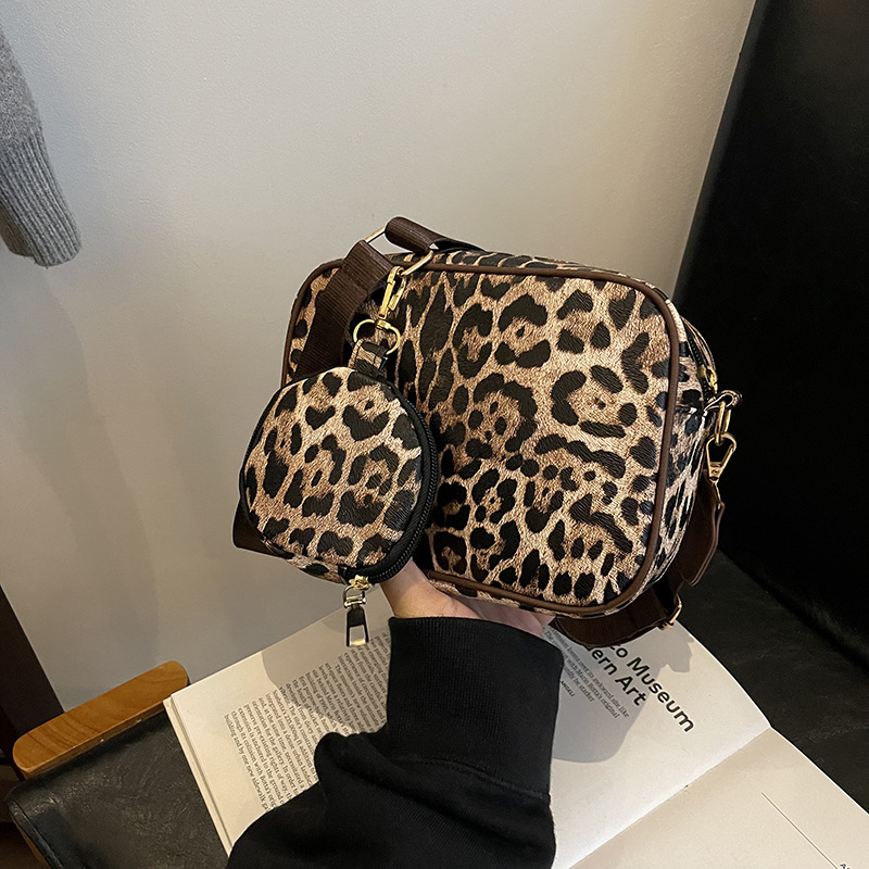 The new 2024 autumn/winter collection features a large-capacity, portable, waterproof hand-held crossbody bag with leopard print. It is a stylish and high-quality small square bag for commuting full figure