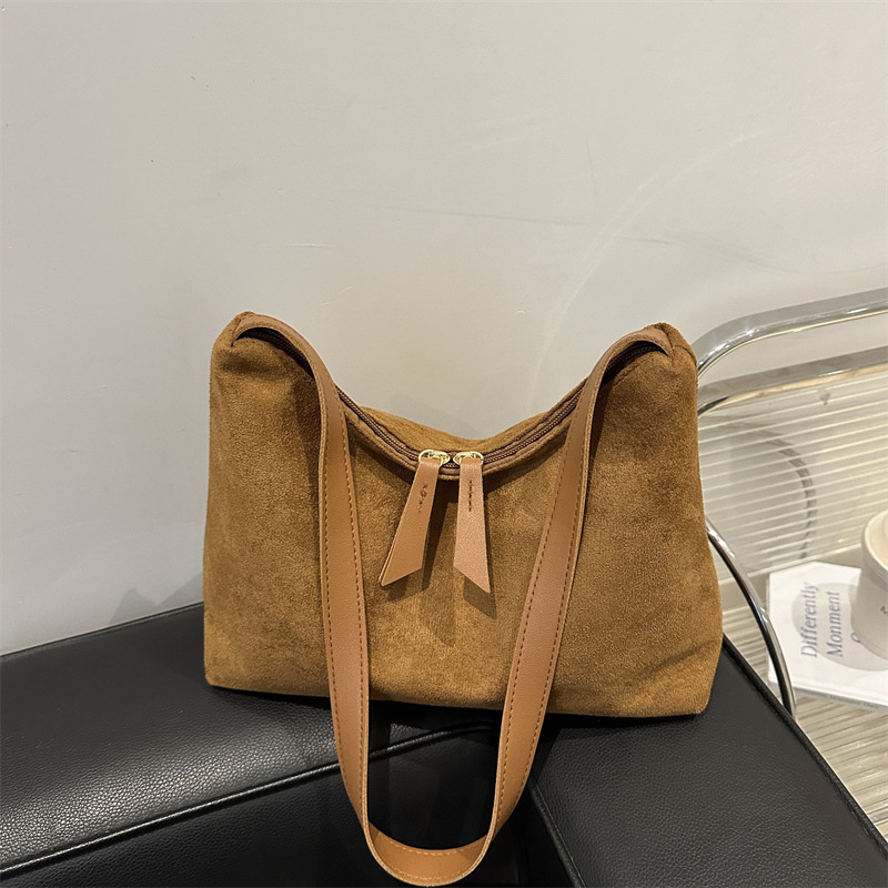 Underarm bag for women, large capacity, 2024 new winter niche design, high-end matte retro single-shoulder crossbody bag full figure
