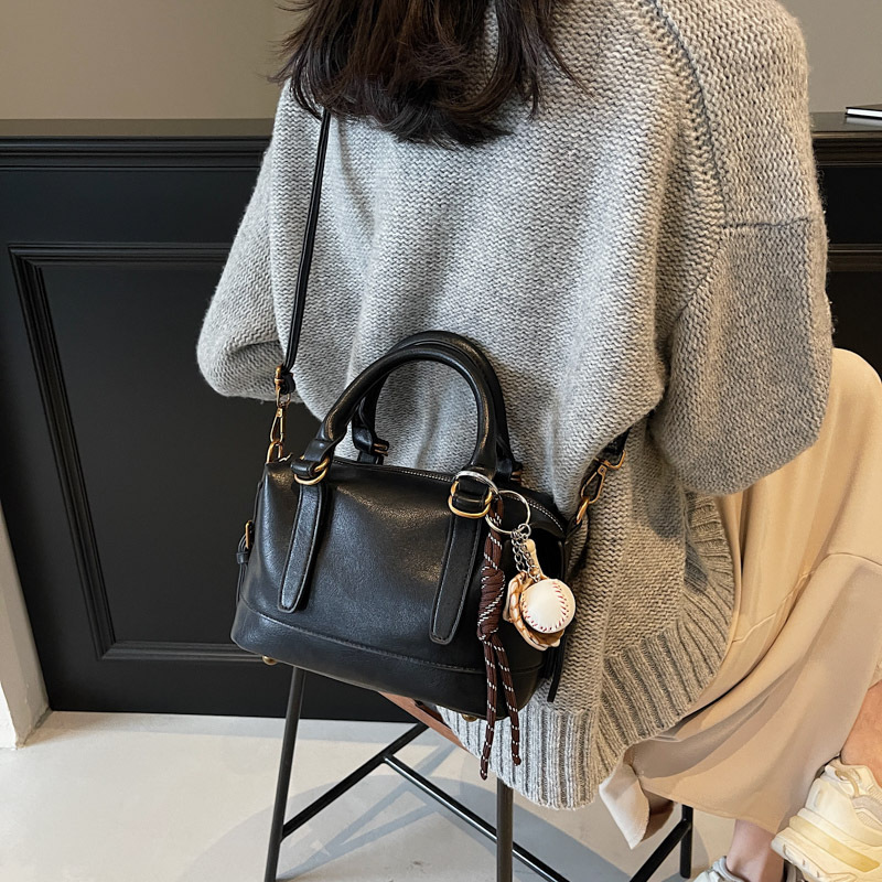The new Boston single-shoulder crossbody bag for winter 2024 exudes a sense of sophistication and versatility. It's a retro commuter crossbody small bag details Picture