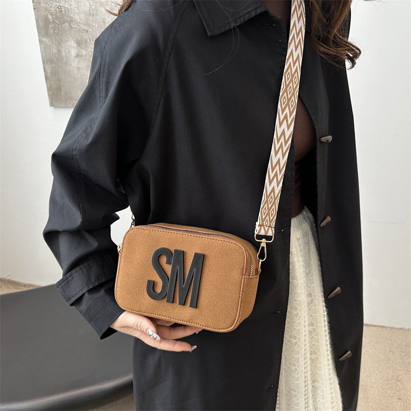 Cross-border quality camera bag for women 2025 Trendy fashion single-shoulder bag Wide shoulder strap crossbody bag Versatile casual small square bag details Picture