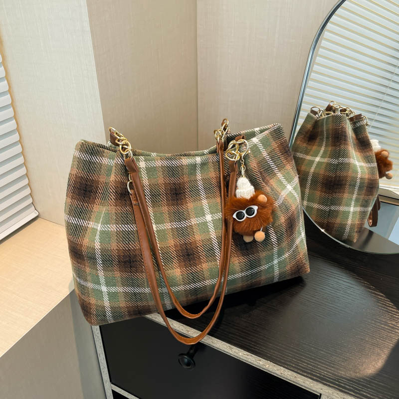 Tweed checkered underarm bag for women, 2024 new autumn and winter large-capacity tote bag for commuting, retro wool single-shoulder bag full figure