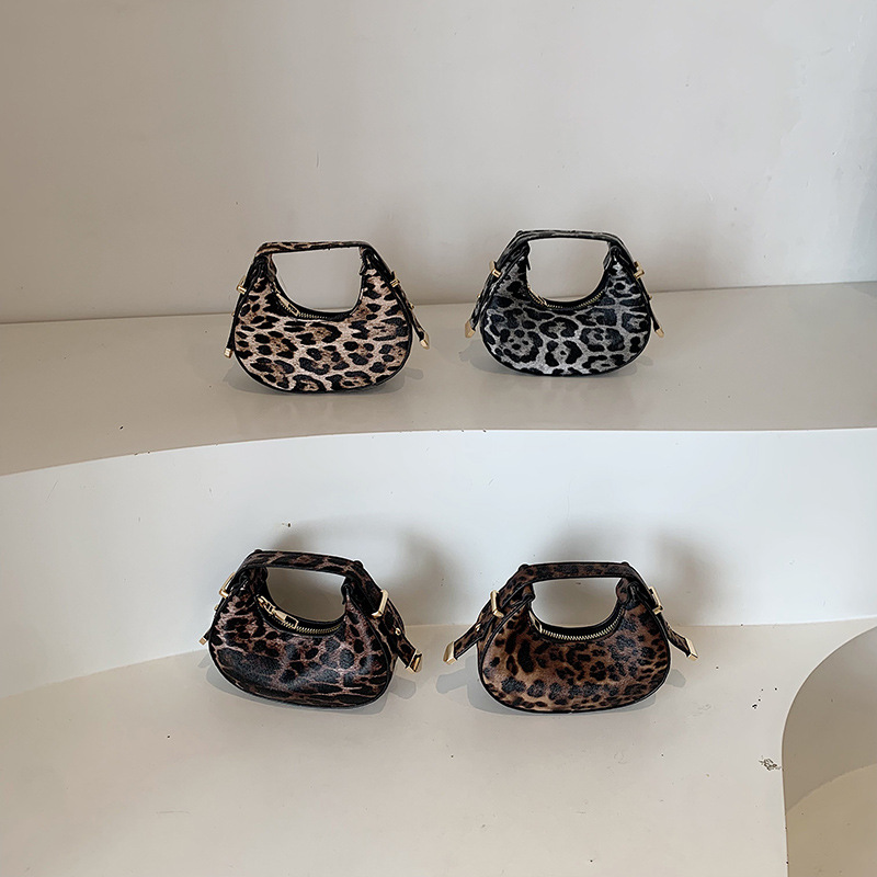 High-end small bags for women's autumn and winter, new European and American fashion leopard print bags, retro and niche dumpling bags, hand-held crescent bags Application Scenario
