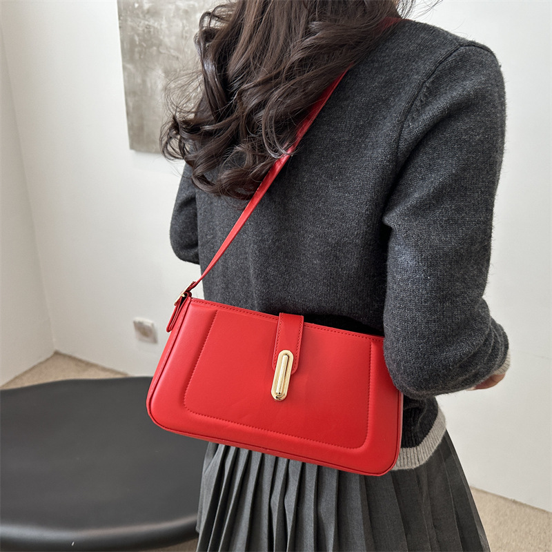 Solid color minimalist small square bag 2025, a personalized and versatile commuter crossbody bag, a trendy and niche lockable single-shoulder bag Specification drawing