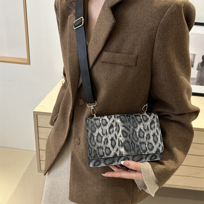 The 2024 autumn new style small square bag, leopard print cross-border women's bag, high-end hand-held, fashionable and niche single-shoulder crossbody bag from Europe and America details Picture