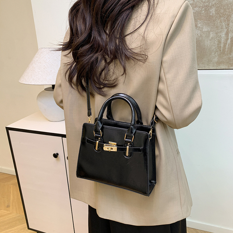 In the spring of 2025, there is a trendy and stylish Korean-style simple solid color fashionable casual crossbody single-shoulder hand-held small square women's bag Specification drawing
