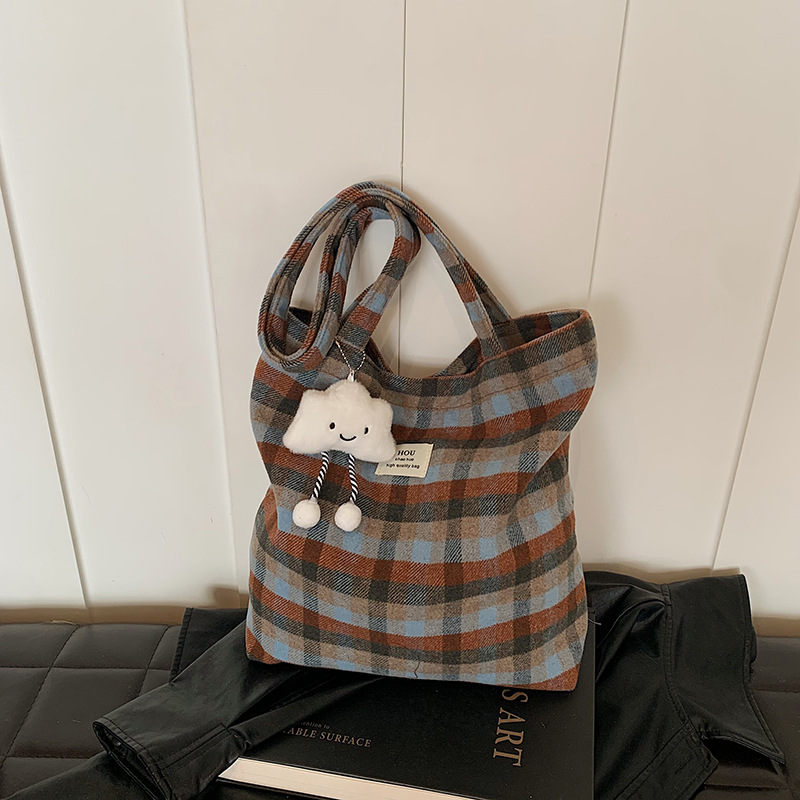 Korean retro large-capacity single-shoulder bag, school-style crossbody bag for female college students, artistic checkered tote bag full figure