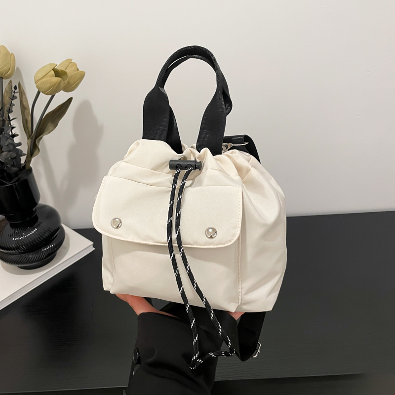 The new 2025 women's underarm bag with contrasting colors, a fashionable and high-quality casual single-shoulder bag, and a retro crossbody bucket bag that is trendy full figure
