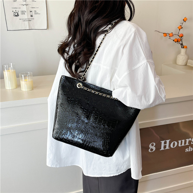 2025 New large-capacity single-shoulder PU handbag, cross-border crocodile pattern women's bag, fashionable European and American commuting tote bag trend Specification drawing