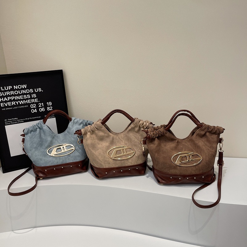 A new large-capacity, fashionable and high-end canvas patchwork bag for women in the winter of 2024, a unique and high-quality large crossbody bag Application Scenario