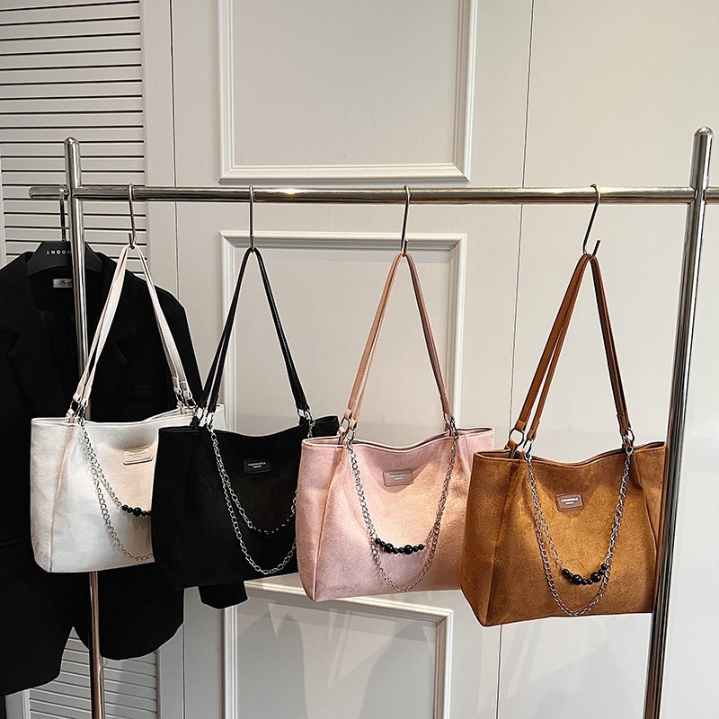 Retro matte large-capacity bag for women, 2024 new winter versatile crossbody bag, single-shoulder commuter tote bag Application Scenario