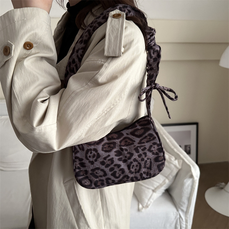 Cross-border pleated large-capacity leopard print women's bag 2024 New autumn and winter commuting dumpling bag Cloud single-shoulder crossbody bag for women details Picture