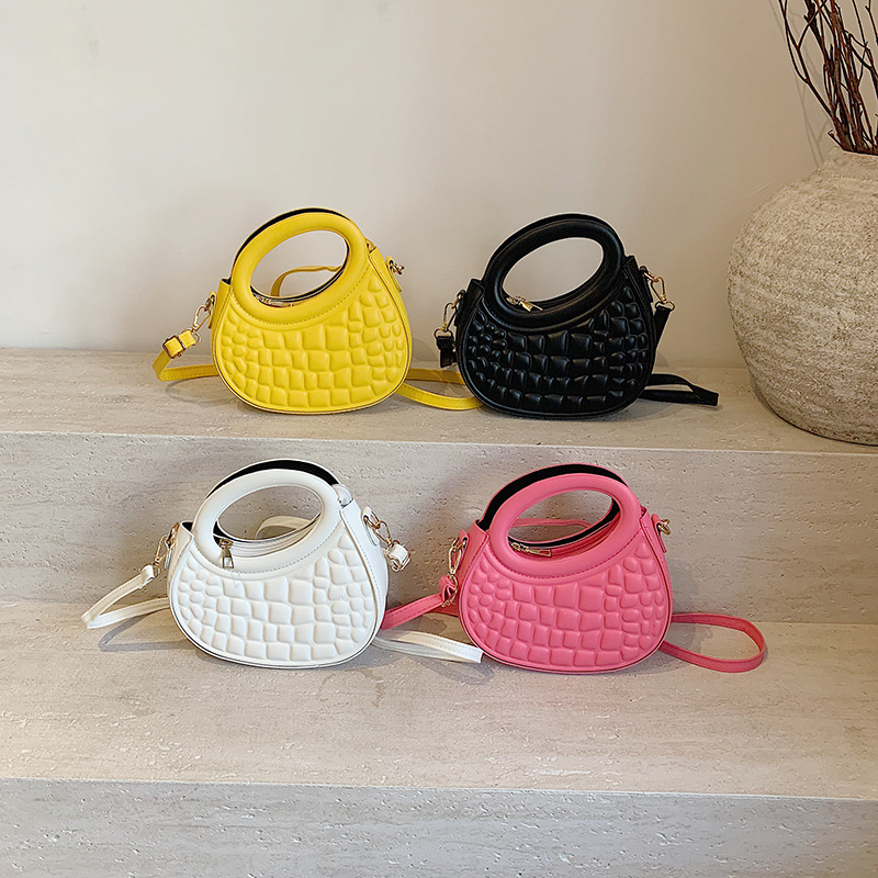 Pleated, trendy and simple ins crossbody bag 2024 new autumn hand-held shoulder bag for women, commuter bag for women Application Scenario