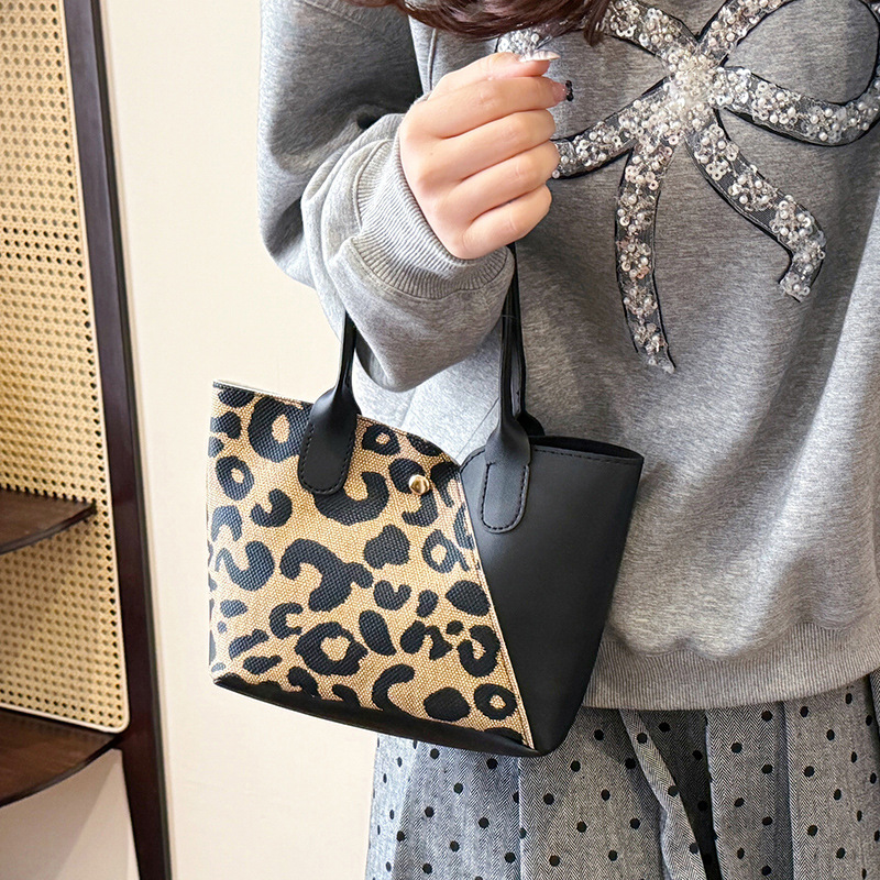 This year, the trendy bucket bag is in vogue. The high-quality, niche leopard print bag is a new women's 2024 winter versatile crossbody bag details Picture