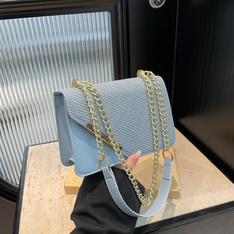 High-end quality chain small bag for women, 2025 new trendy Korean version, versatile and stylish small square bag for women, single-shoulder crossbody bag full figure