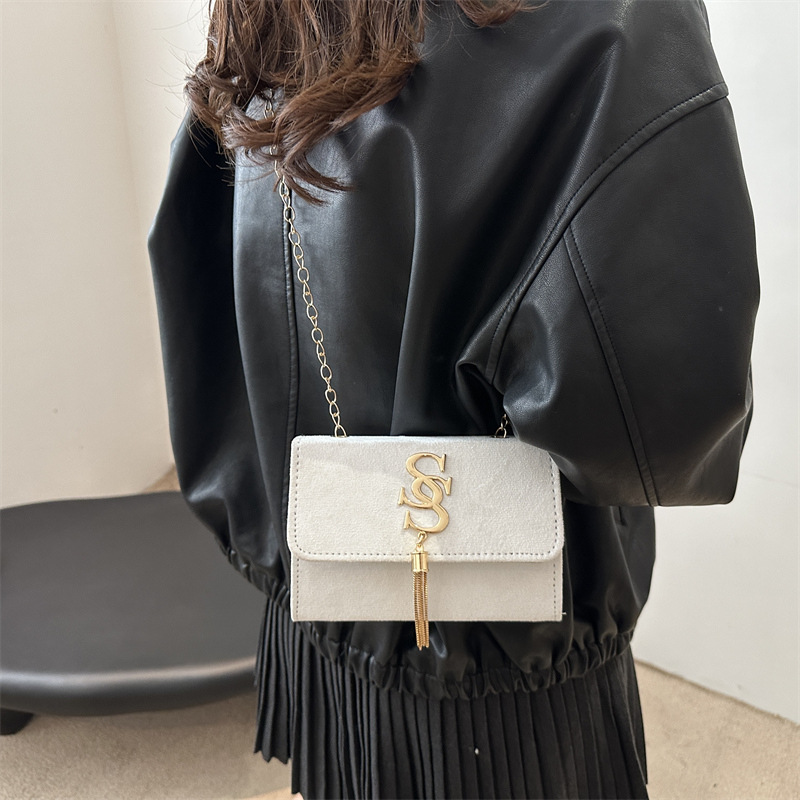 A simple and casual small square bag for the winter of 2024, a retro, casual and fashionable crossbody bag for women, a fashionable and individual single-shoulder bag details Picture