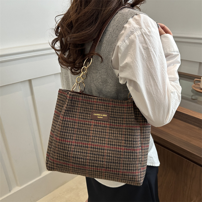 2025 Checkered large-capacity casual single-shoulder bag, simple and artistic, with a sense of design for class commuting and a unique underarm tote bag details Picture
