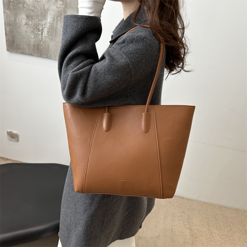 Large-capacity soft surface retro 2024 new solid color fashionable casual commuting simple texture single-shoulder tote bag for women details Picture