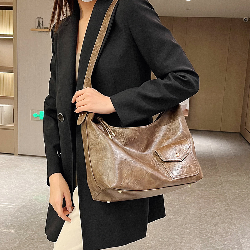 Large-capacity retro bag for women, Spring 2025 new style, versatile, stylish, niche and trendy texture oil leather single-shoulder crossbody bag details Picture