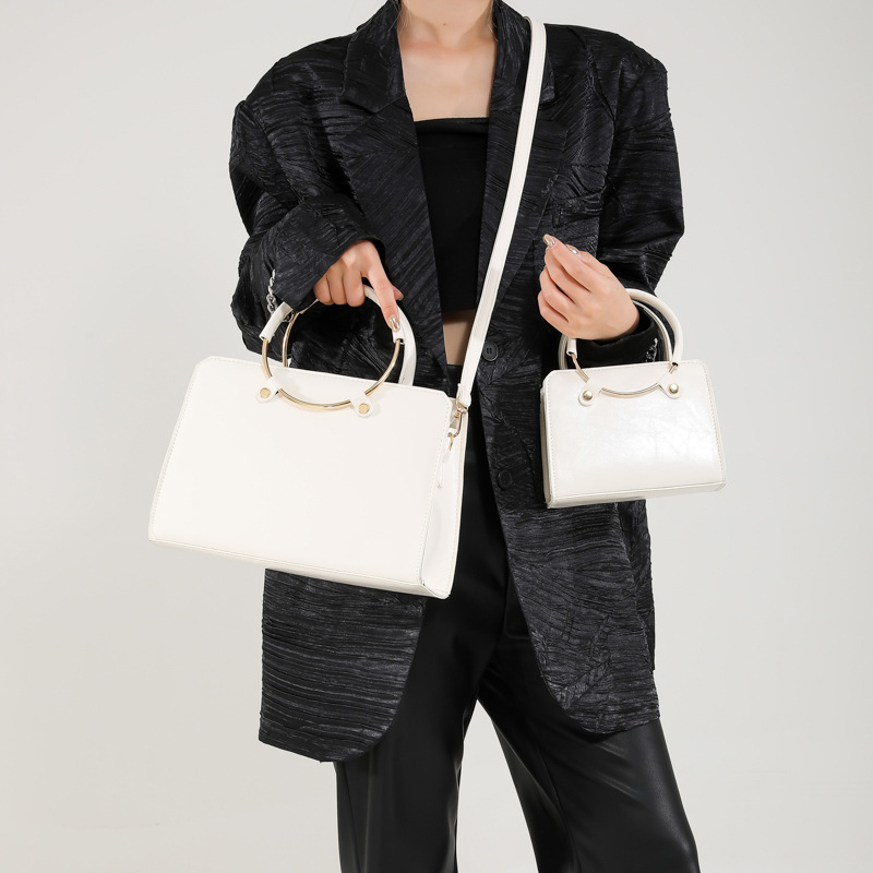Fashionable circular hand-held square bag 2024 Autumn/winter new women's bag, trendy Korean style retro high-end texture single-shoulder crossbody bag details Picture