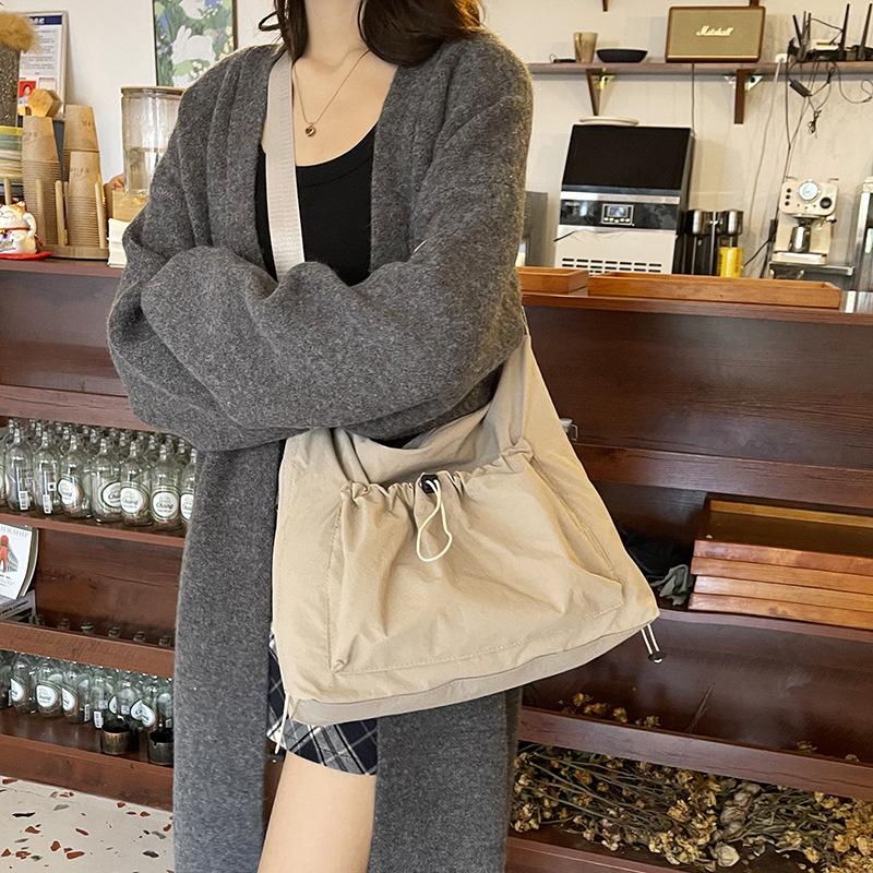 2024 New women's fashion and trendy pleated bag, large-capacity crossbody bag, canvas cross-border trendy casual single-shoulder bag details Picture