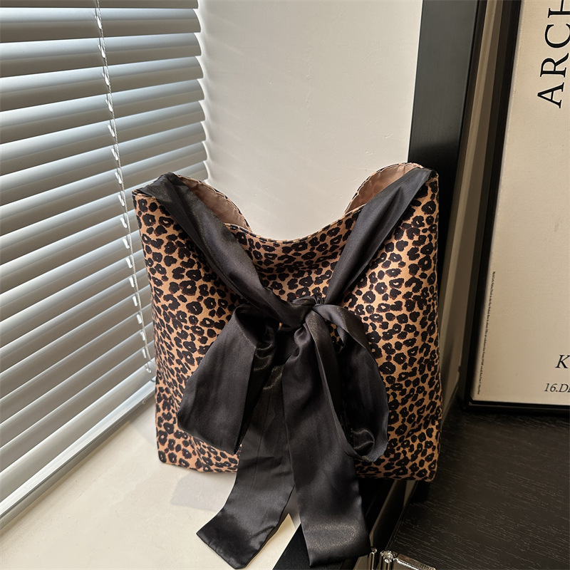 2025 New style simple, fashionable and individual design leopard print stylish large-capacity silk scarf shoulder strap underarm tote bag for women full figure
