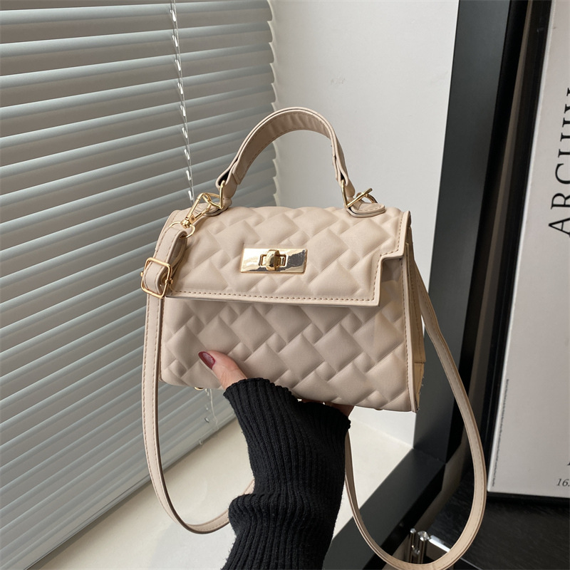 A new, fashionable and niche single-shoulder crossbody bag for women's autumn and winter 2024, featuring a hand-held diamond-patterned embroidery thread small square bag full figure