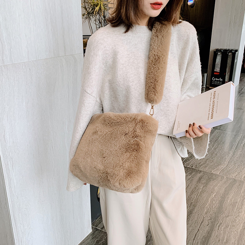 Solid color single-shoulder crossbody bag, new autumn and winter fashion hand-held plush bag, large capacity, versatile plush bag, one-piece consignment details Picture