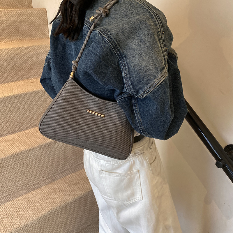 High-end style 2024 new trendy women's bag for autumn and winter, simple and versatile commuting single-shoulder bag, high-quality and niche underarm bag Specification drawing