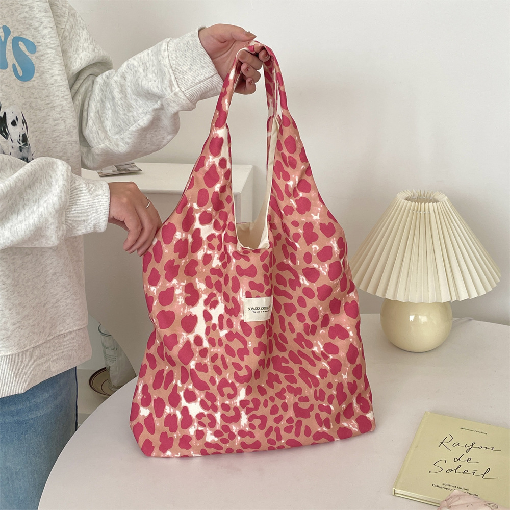410272 Fashion Leopard Print College Student Commuting Bag for Women 2024 New large-capacity casual single-shoulder bag details Picture